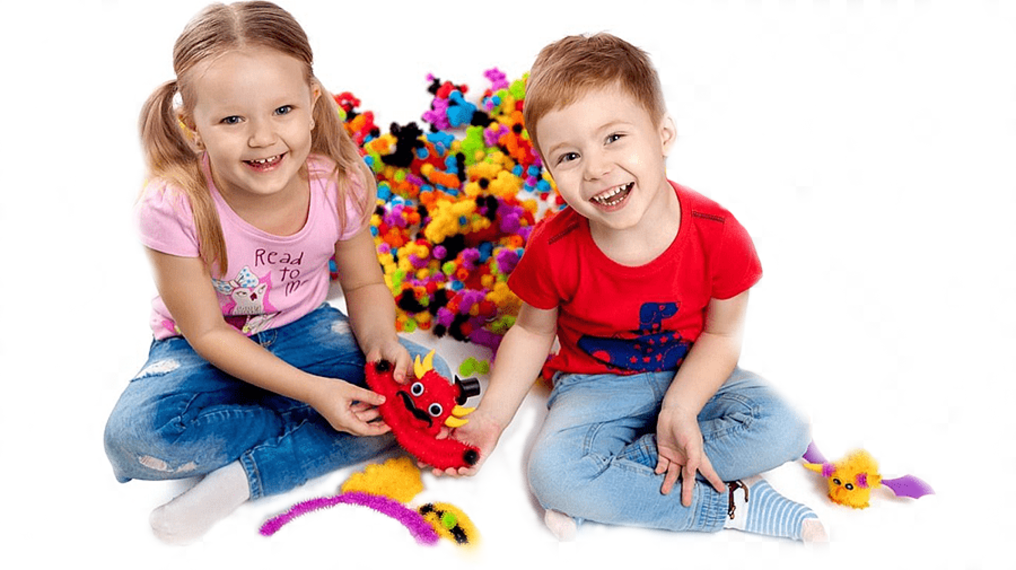 Игрушки для детей. Счастливые дети с игрушками. Довольный ребенок с игрушкой. Яркие игрушки для детей.
